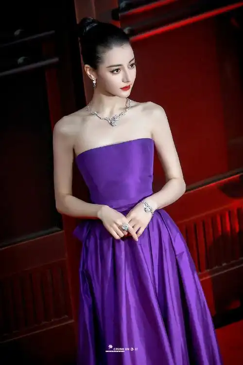 迪丽热巴蝴蝶骨好明显