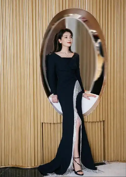 太惊艳了看这位43岁的刘涛女士浑身散发着十足的女人味