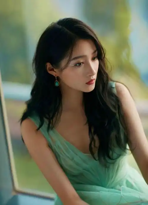 关晓彤流光尾眼线2560x1440分辨率查看