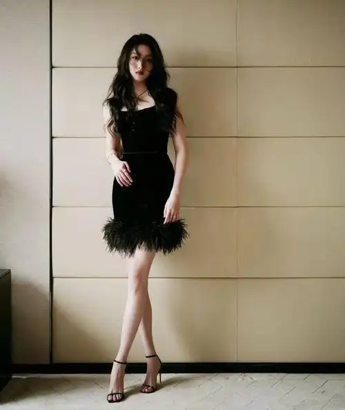 关晓彤穿黑色羽毛短裙 气质优雅自信-腾讯新闻