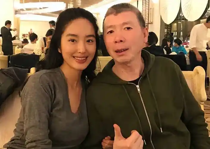 杨采钰已成过去,前任老公又谈小女友,两人逛街搂抱_陈金飞_刘亦菲