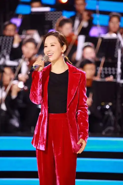 南枯信诗歌:你是水中月,我是岸上石——献给空政文工团歌手王雅洁