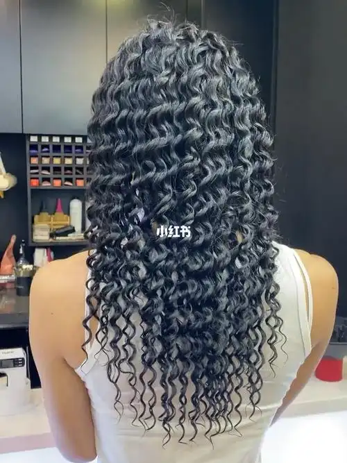因为是小卷,看上去特别蓬松,再加上发根的起点蓬松烫,整个发型立起来