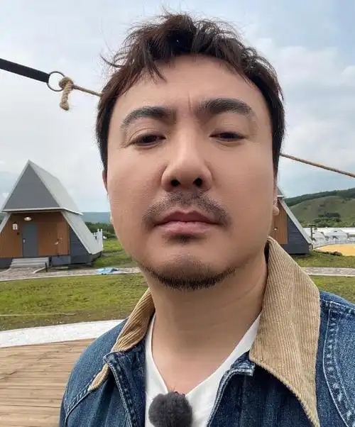 沈腾姐姐沈娜在新疆旅行留下满满亲情,网友点赞沈家温馨大爱沈腾姐姐