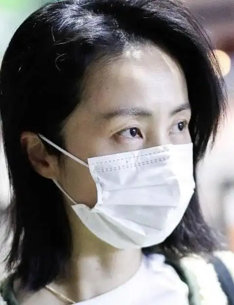 孙莉现身机场素颜出镜皮肤状态好