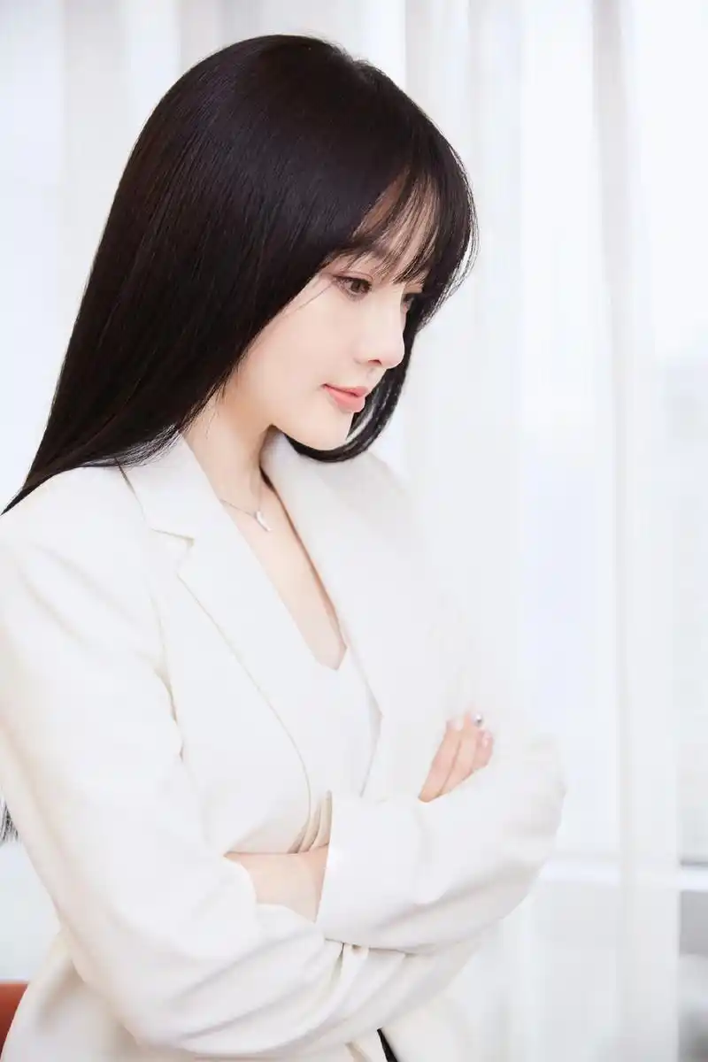 李小璐浅笑出镜造型干练