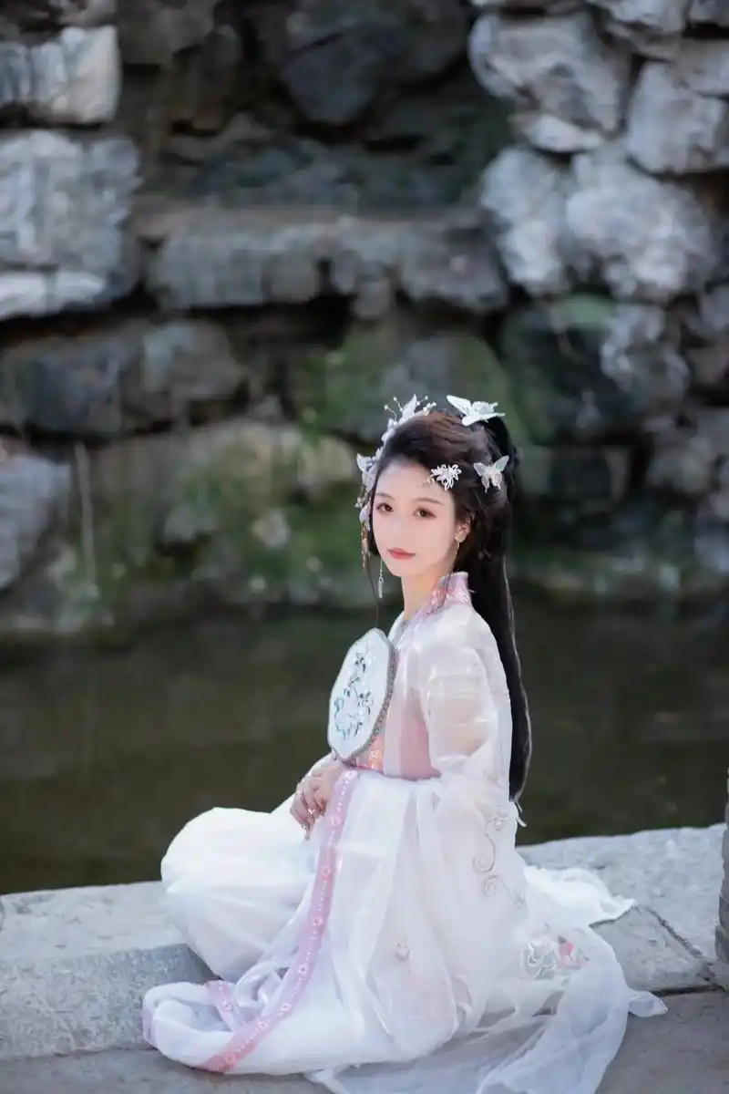 仙气汉服写真.夜景的偶园也是美美的#汉服约拍 #古装造型 # - 抖音