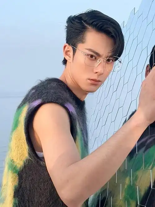 许多剧集都不会让男演员们戴上眼镜,因为近视仿佛和男神们隔了一个