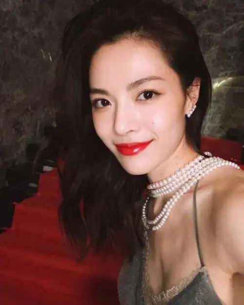 她被冯小刚捧红,成龙接着捧,接着推荐给洪金宝,被各大佬钟爱