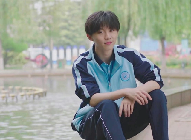 马嘉祺上课照来袭,穿校服坐最后一排,眼神带着一丝落寞