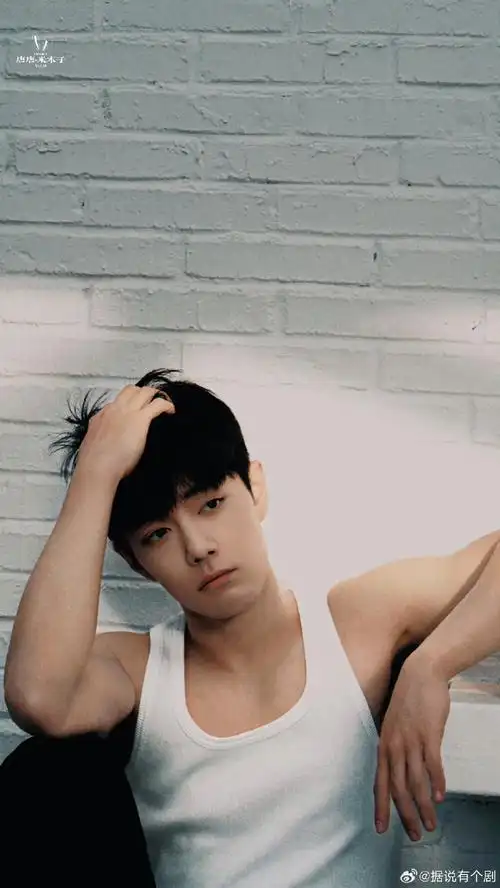 哇!肖战这肌肉咋这么好看呢!好像练肌肉,肌肉的地方皮儿特别薄!