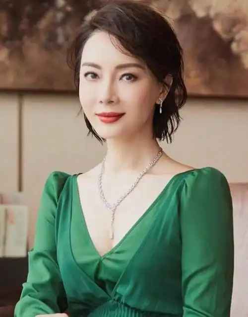 女人四十而不老,一款好看的发型不仅看上去精神,还十分减龄.