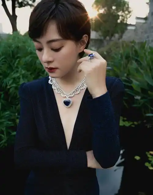 40岁孙俪罕见秀性感,一袭深v开叉裙优雅有女人味,这气质真绝了_时尚