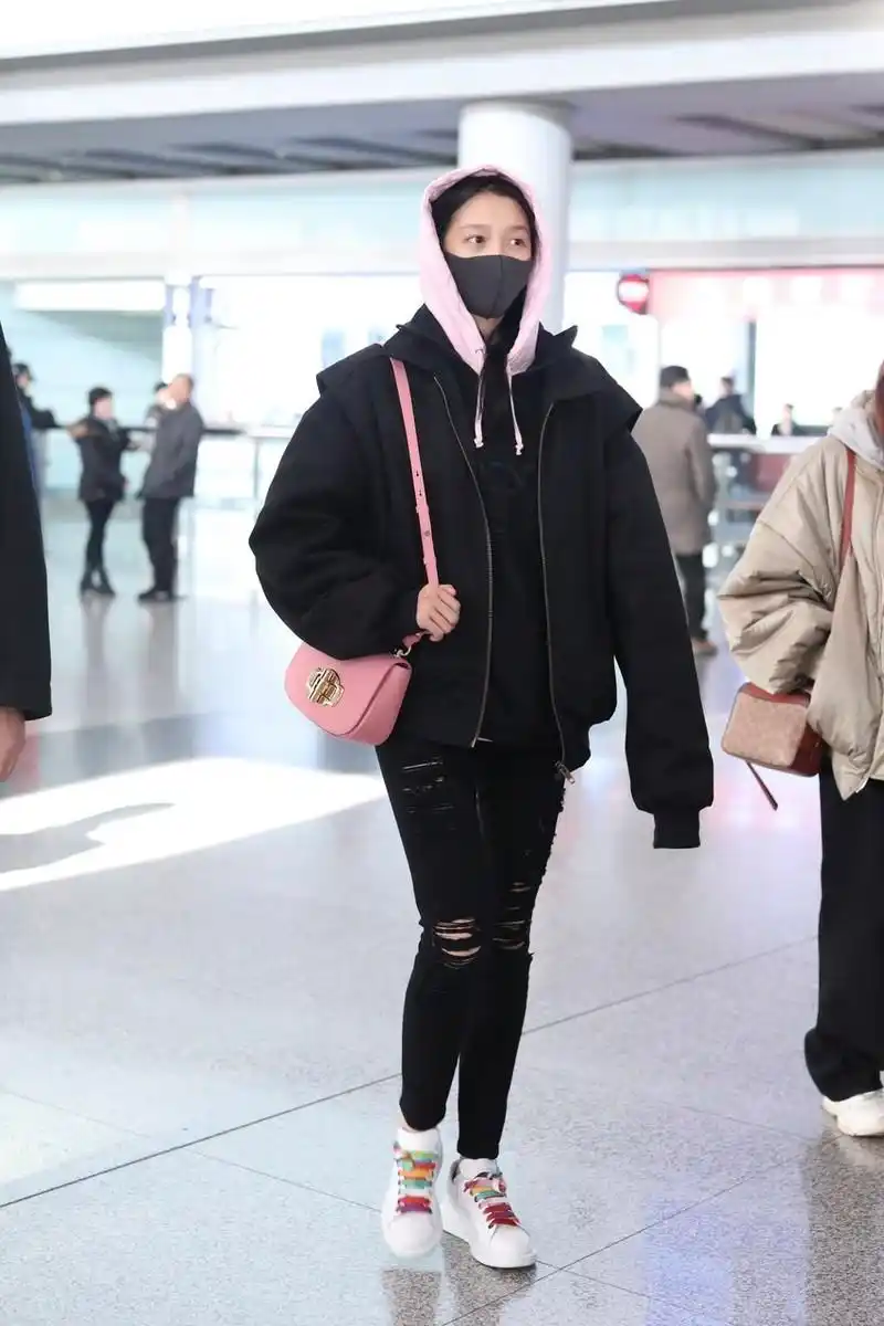 原创关晓彤素颜走机场,神情疲倦好像没睡醒,大冷天还敢穿破洞裤