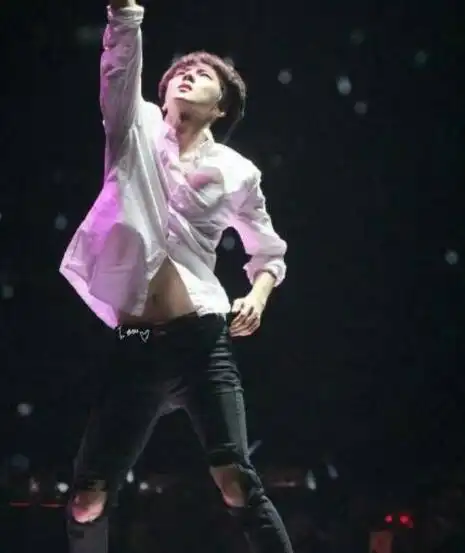 【图】吴世勋腹肌图令粉丝鼻血直流 完美马甲线令女生自愧不如