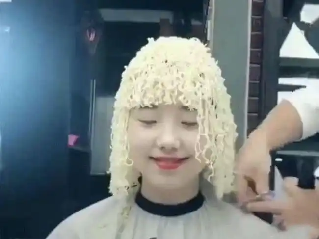 女子寻求刺激烫了一头的"方便面",走在街上引来超高回头率|发型|刘海