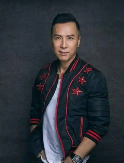 原创57岁甄子丹与小18岁妻子秀恩爱发文庆结婚17年夸其最美