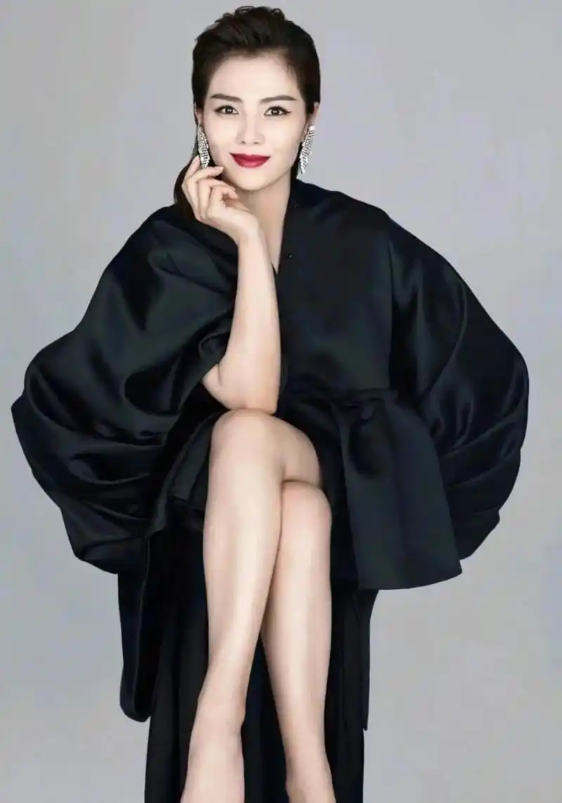 "国民贤妻"刘涛风情万种,性感迷人,风采不减当年  刘涛在娱乐圈中属于