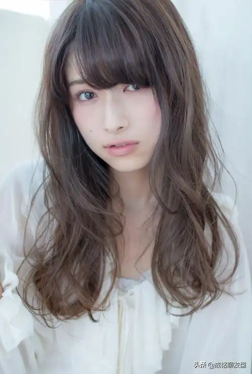 发型造型的样式非常多,披肩发或扎起来都属于不同风格的造型,为什么