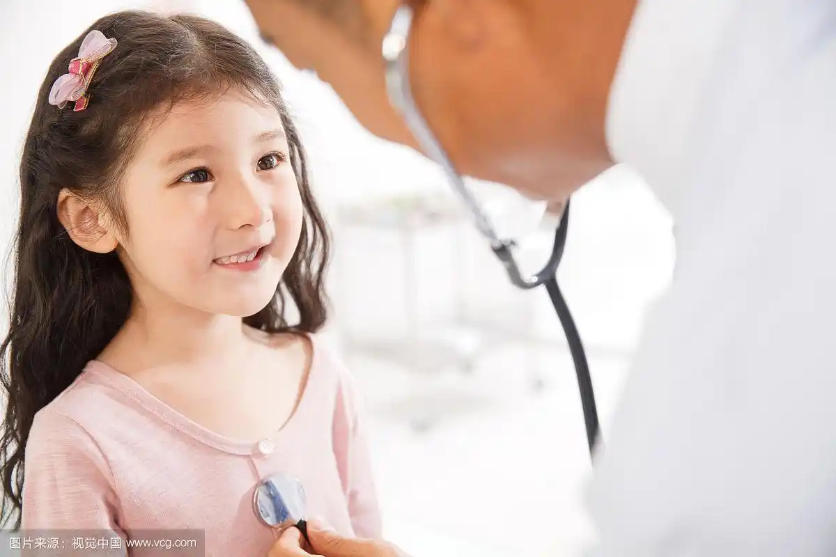 医生给小女孩检查身体