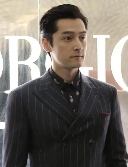 38岁胡歌背头西装造型出席活动,气质超好,网友:面部细纹显沧桑