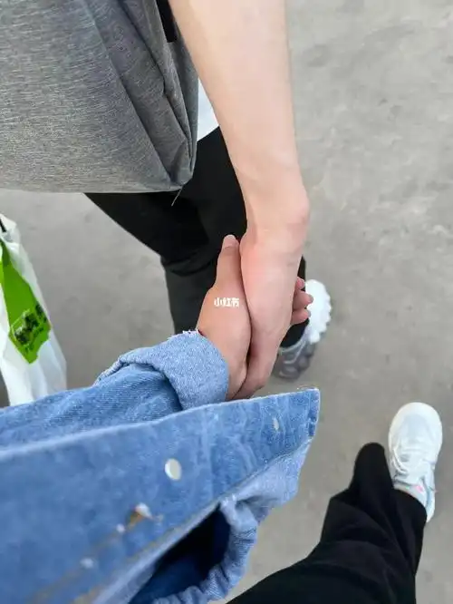 嘿嘿嘿,走着走着突然牵手,很瘦很瘦,很成功～#网恋奔现