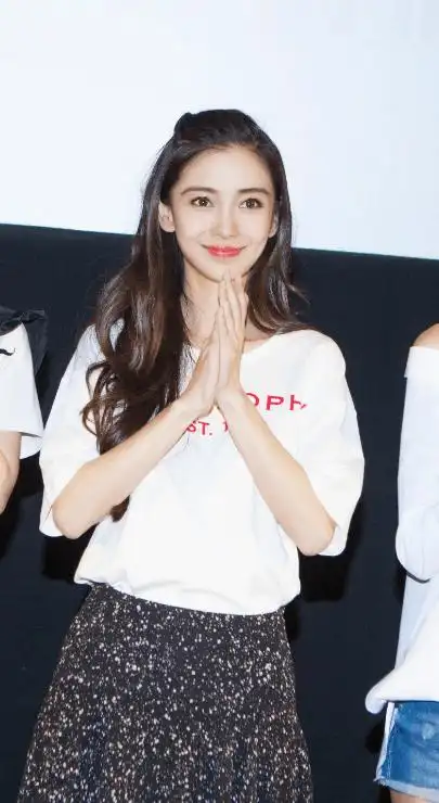 杨颖拍戏被人偶遇,身材没啥,但看清正脸后愣住:这确定是32岁?