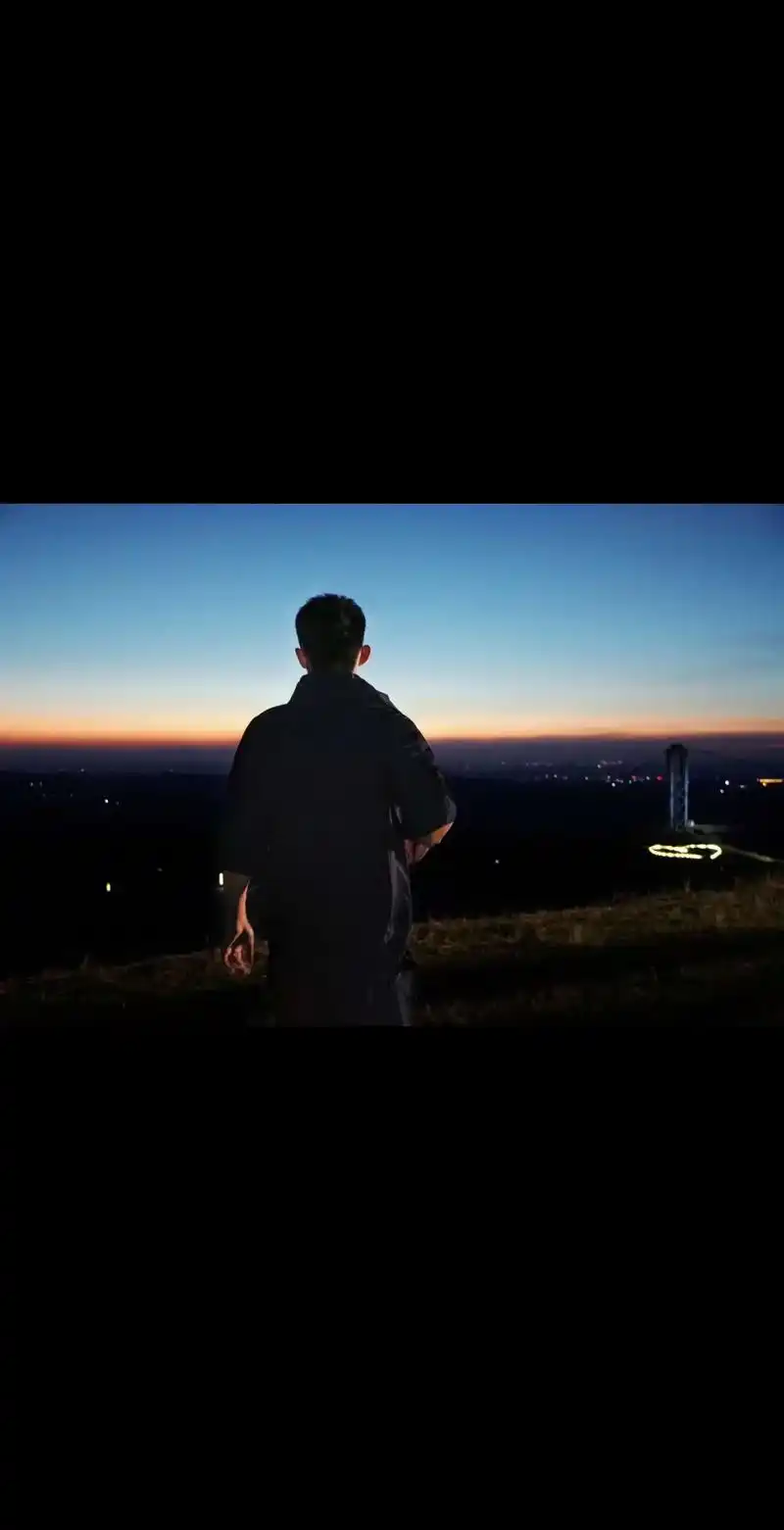 他留给你是背影🐳哥的背影也能一眼认出#黄景瑜