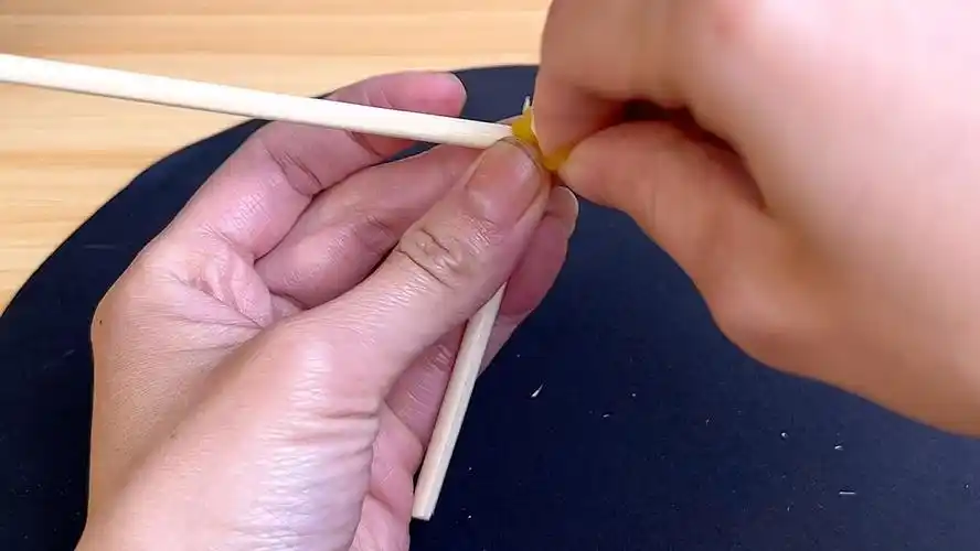 用一次性筷子就能做一个好玩的皮筋发射器