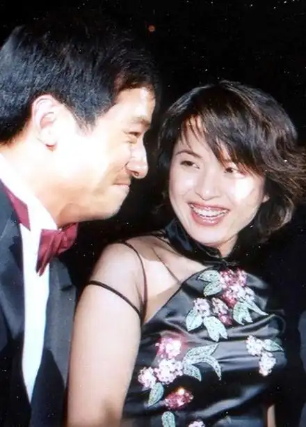 毕业闪婚与富商前夫秀恩爱,另嫁国民男神低调幸福