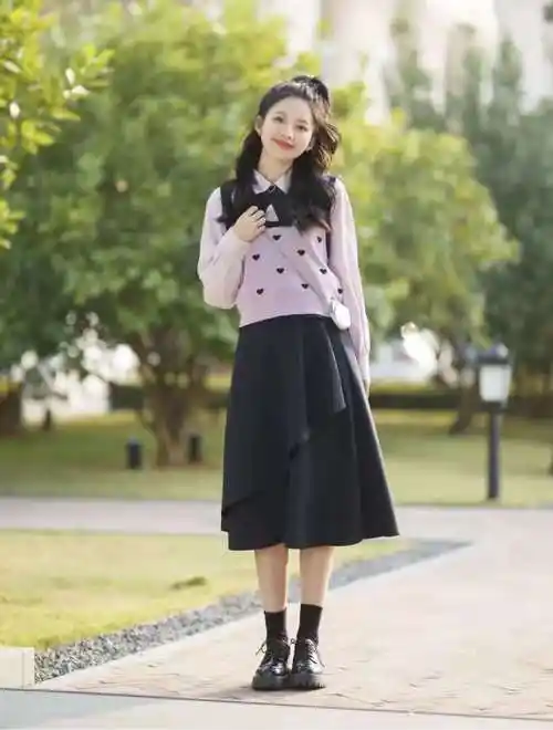 look1 浅紫色衬衫 爱心马甲 藏蓝色折叠半身裙 黑色小皮鞋春天的穿搭