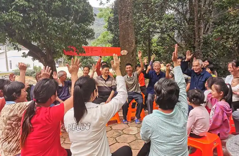 广西浦北党员开路群众参与扮靓小山村