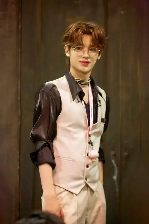 黄明昊密室大逃脱最新剧照英伦风小王子风格