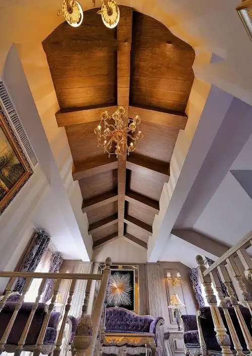 欧式仿古风格客厅木质吊顶装修效果图