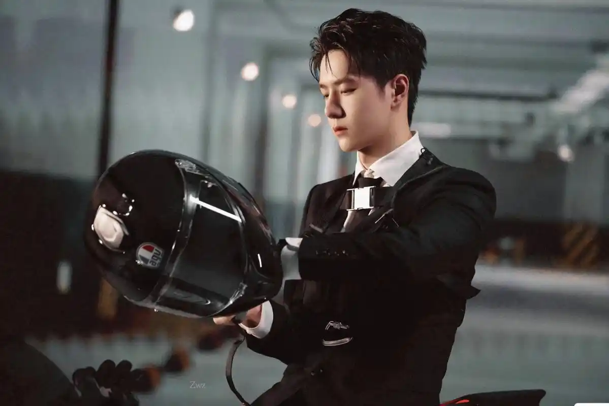 机车酷盖,是谁爱了[得意] 这就叫禁欲系吧[awsl] #王一博# #这就是