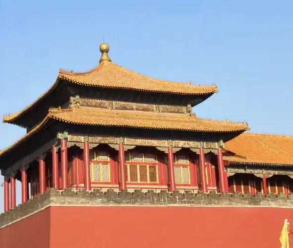 在紫禁城九千间房屋,每一个院落的考察体验中,在与每位故宫人交谈中