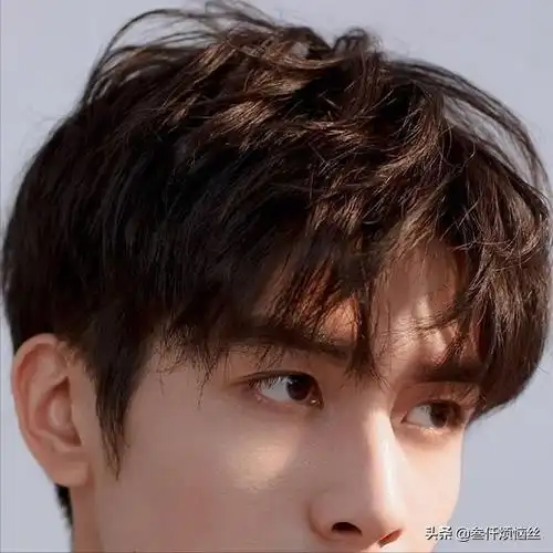发型带着一点文艺范,一点雅痞风,平常走日系风的年龄在20—35岁的男生