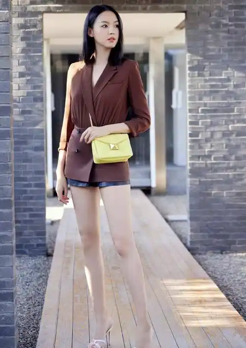 张梓琳不愧是世界小姐,穿黑色蕾丝裙优雅大方,模特身材令人羡慕