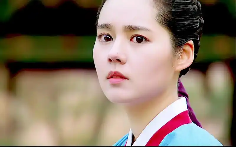 说到可爱的"鼻尖痣",除了全智贤,另外一个很有代表性的就是韩佳人.