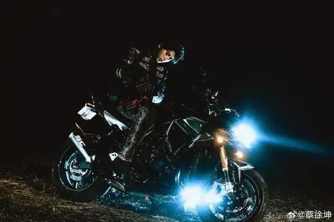 蔡徐坤骑机车了战损机车风造型帅爆了有末日大片既视感