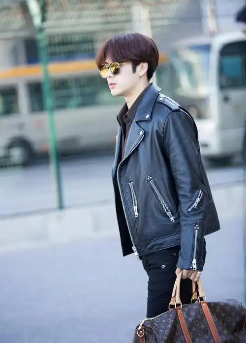 王嘉尔打扮得太潮了白色t恤配紫色运动裤个性又很帅气