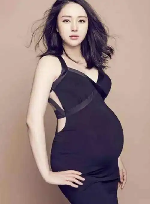 孙俪的孕照,董璇的孕照,看到baby的孕照发现:黄晓明眼里都是爱