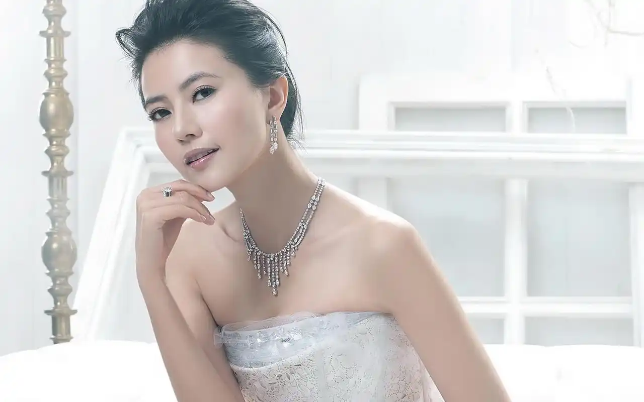 清嘴女孩高圆圆清纯唯美熟女风写真桌面壁纸下载