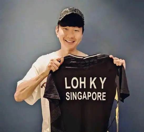 林俊杰晒近照露出的手腕和手背青筋凸起十分明显