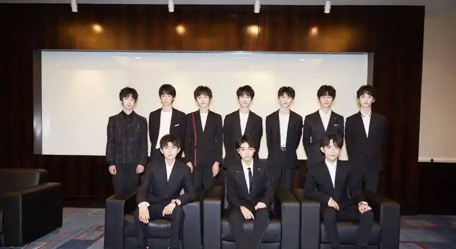 王俊凯与宋亚轩乘坐同一航班回京,两人都戴了渔夫帽,傻傻分不清_活动