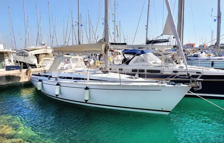 船在港口,现代帆船在克罗地亚港口出售