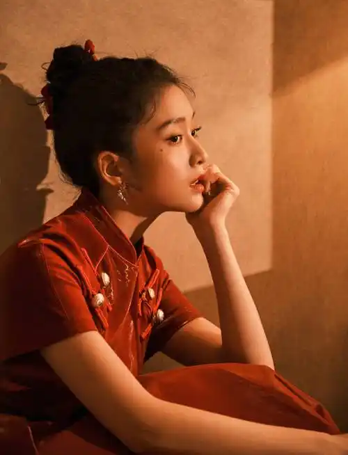 1/ 9 搜狐娱乐讯 近日,张雪迎工作室发布一组照片,照片中的张雪迎身穿