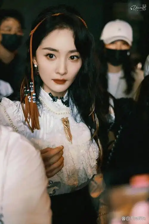 杨幂最近出席活动,被拍到的生图脸型看上去很奇怪,双颊凹陷比较严重