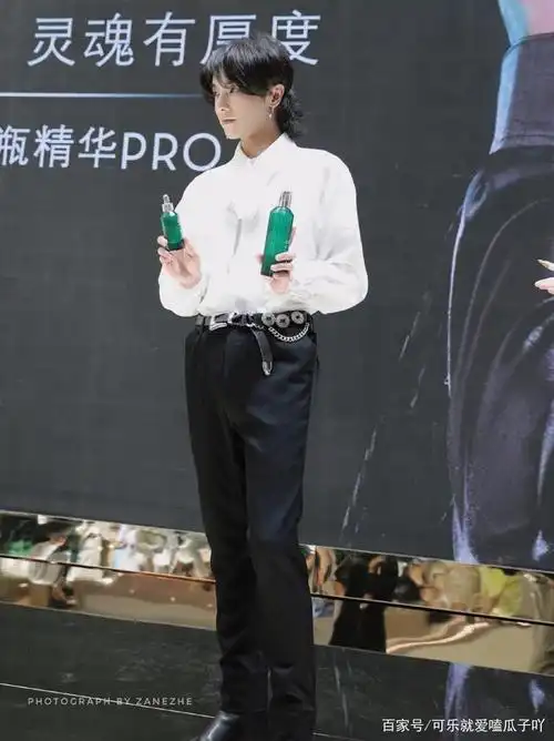 华晨宇的身材比例也是非常好的,大长腿显露无疑,太帅了!