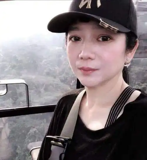林瑞阳前妻曾哲贞,失婚后被网暴,51岁冻龄逆袭,母女同框似姐妹